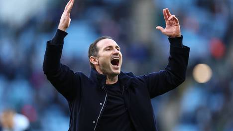 Als Frank Lampard beim Zweitligisten Coventry City das schwere Erbe von Mark Robins antritt, gibt es viel Häme für seine vermeintlich gescheiterte Trainerkarriere. Doch Englands einstiger Superstar hat die Kritiker überzeugt und steht vor einem Aufstiegsmärchen.