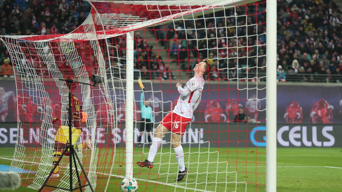 ...und erzielt die Führung für den BVB. Aber nur scheinbar. Der Treffer wird wegen Abseits nicht gegeben