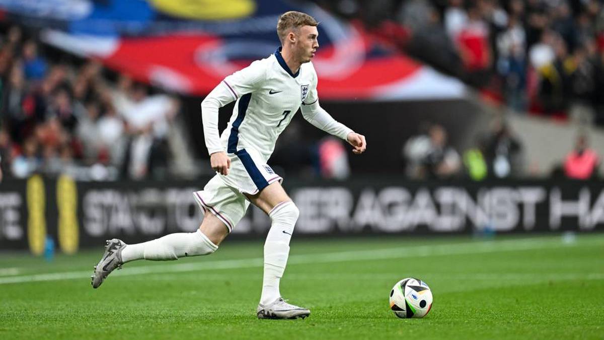 Cole Palmer (22 Jahre, England): Palmer hat als einer der wenigen Youngster bereits einen kostenintensiven Transfer hinter sich. Nach überzeugenden Leistungen in der Premier League wechselte der Engländer im vergangenen Sommer zum Ligakonkurrenten des FC Chelsea – für satte 47 Millionen Euro. Nun soll er Harry Kane mit Bällen füttern…
