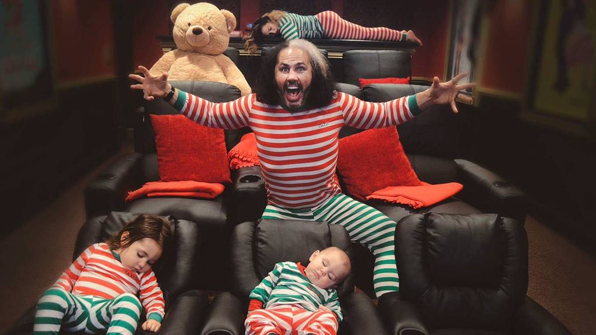 Noch ein (Show-)Kämpfer, der es lieber kuschelig mag: WWE-Star "Woken" Matt Hardy mit Gattin Reby und den gemeinsamen Kindern mit den schönen Namen Maxel (l.) und Wolfgang Xander