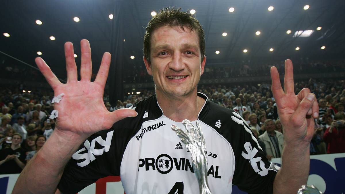 Der Spanier Andrej Xepkin sammelt in seiner Handball-Karriere eine große Anzahl an Titeln. Mit sieben Erfolgen in der Champions League hält er den Rekord. Insgesamt wird er sechs Mal spanischer Meister mit dem FC Barcelona. Mit dem THW Kiel holt sich "Der Gigant" 2007 mit 42 Jahren die Deutsche Meisterschaft und die Champions League