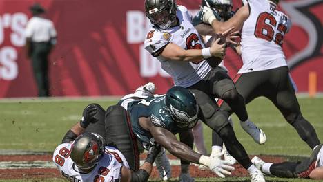 Tampa Bay Buccaneers tight end Cade Otton (88) and center Graham Barton (62) help quarterback Baker Mayfield (6) avoid a sack from Philadelphia Eagles defensive tackle Moro Ojomo (97) during the second half at Raymond James Stadium in Tampa, Florida on Sunday, September 29, 2024. PUBLICATIONxINxGERxSUIxAUTxHUNxONLY FLSN20240929122 STEVExNESIUS