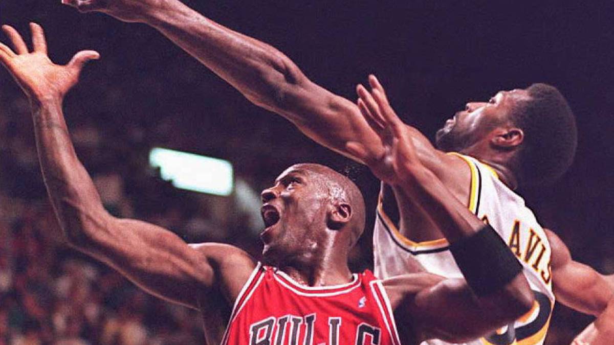 Nach einem Abstecher zum Baseball kehrte Jordan 1995 in die NBA zurück - mit der Nummer 45, die er auch beim Baseball und einst auch als High-School-Basketballer trug. Die Nummer 23 war nach Jordans erstem Rücktritt von den Bulls "retired"