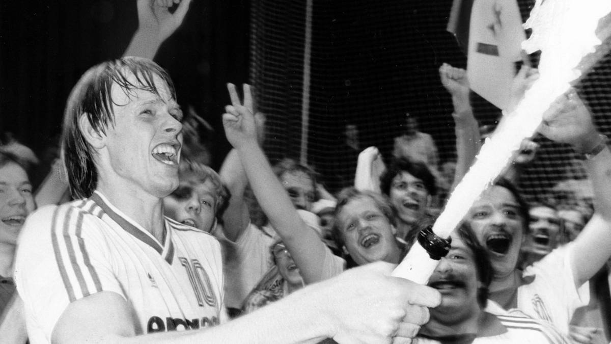 1985: In Gummersbach spritzt der Champagner! Kiel muss im engen Titelrennen 1985 wie zwei Jahre zuvor Gummersbach (41:11) den Vortritt lassen. Es fehlt nur ein Pünktchen, denn bei der Tordifferenz hat der THW (40:12) mit elf Treffern mehr sogar die Nase vorn. Kiel gewinnt in Summe ein Spiel mehr als der spätere Meister, leistet sich aber auch sechs Niederlagen - Gummersbach nur vier