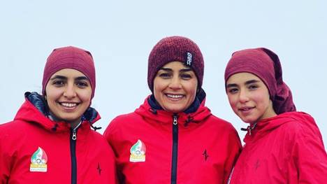 Samira Zargari (Mitte) konnte nicht mit ihrem Team nach Italien reisen