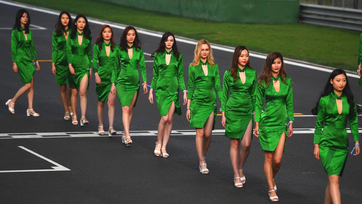 China (Formel 1): Zugegeben, es ist nicht wirklich ein Laufsteg, den die Grid Girls in Peking dort beschreiten