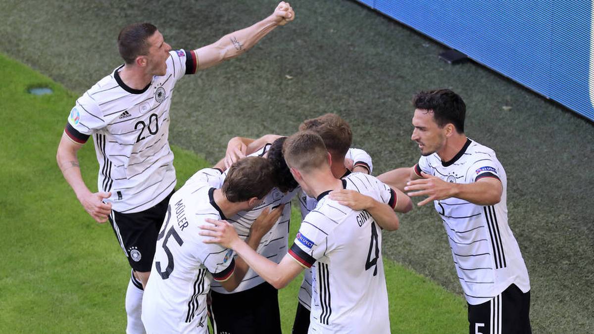 Auch der Start ins zweite Spiel gegen Portugal verlief holprig. Doch nach frühem Rückstand lieferte die Löw-Elf auch dank eines starken Robin Gosens (l.) eine Gala-Vorstellung und fertigte den Europameister mit 4:2 ab