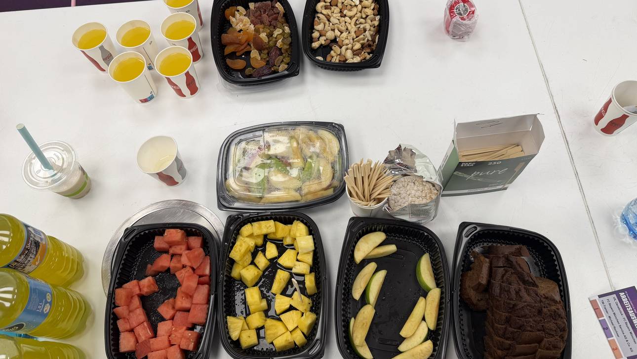 Neben gesundem Obst standen auch Snacks wie Kuchen und Nüsse auf dem Speiseplan