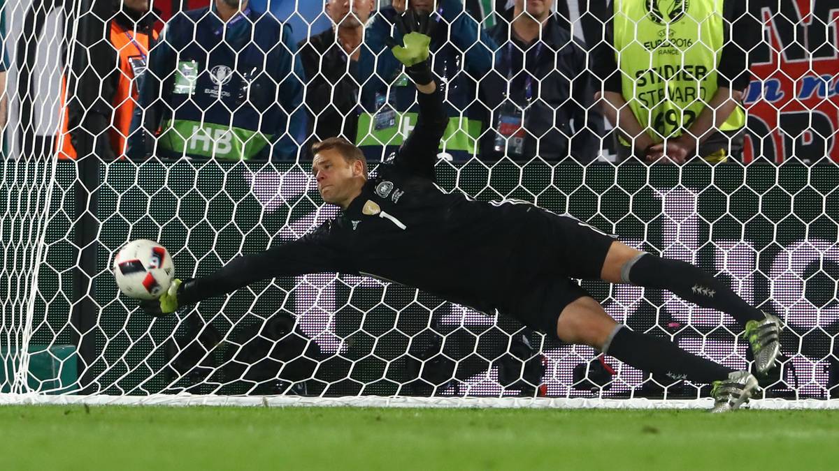 Manuel Neuer gilt seit vielen Jahren als einer der besten Torhüter der Welt. Viermal wurde er bisher zum Welttorhüter gewählt, zweimal zum Fußballer des Jahres in Deutschland. Neuer hat das Torwartspiel in den letzten Jahren geprägt. Er hat den Torhüter zum elften Feldspieler umfunktioniert. Neuer ist nicht nur - wie viele seiner Vorgänger im Torhüterland Deutschland - auf der Linie oder im Rausgehen weltklasse, sondern auch fußballerisch mit Talent gesegnet