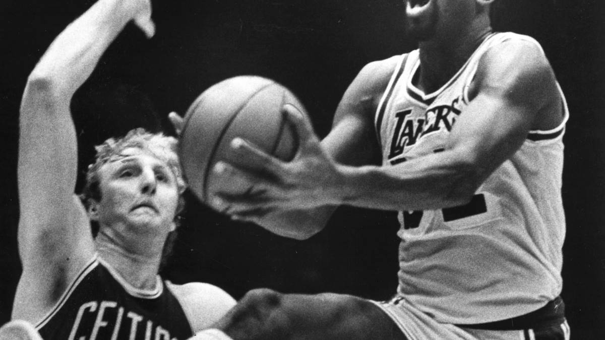 RANG 1 - LOS ANGELES LAKERS - BOSTON CELTICS II aka BIRD vs. MAGIC: Die größte Rivalität erlebt die NBA in den 80er Jahren. Insgesamt dreimal stehen sich Lakers und Celtics mit ihren so unterschiedlichen Topstars gegenüber. 1984 haben Birds Celtics in 7 umkämpften Spielen die Nase vorn. Bird wird MVP. Unter anderem gelingen ihm Spiele mit 34 Punkten, 21 Rebounds und 8 Assists