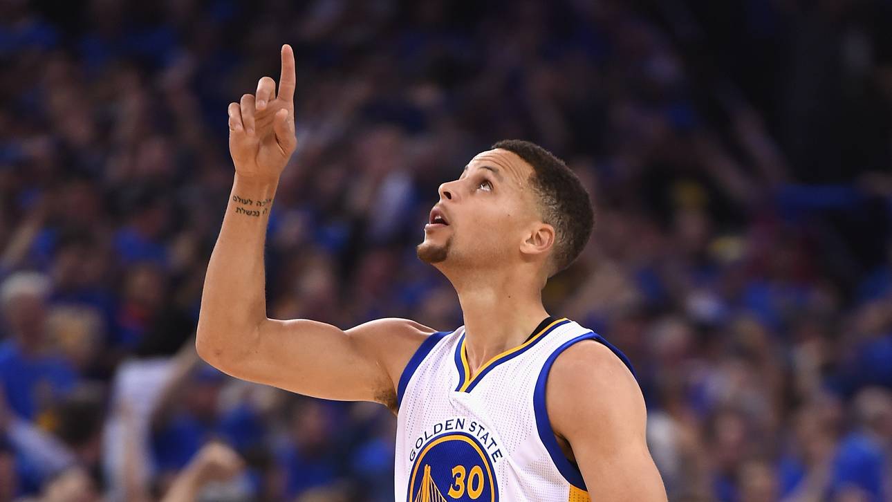 Stephen Curry hat in der regulären Saison 402 Dreier getroffen