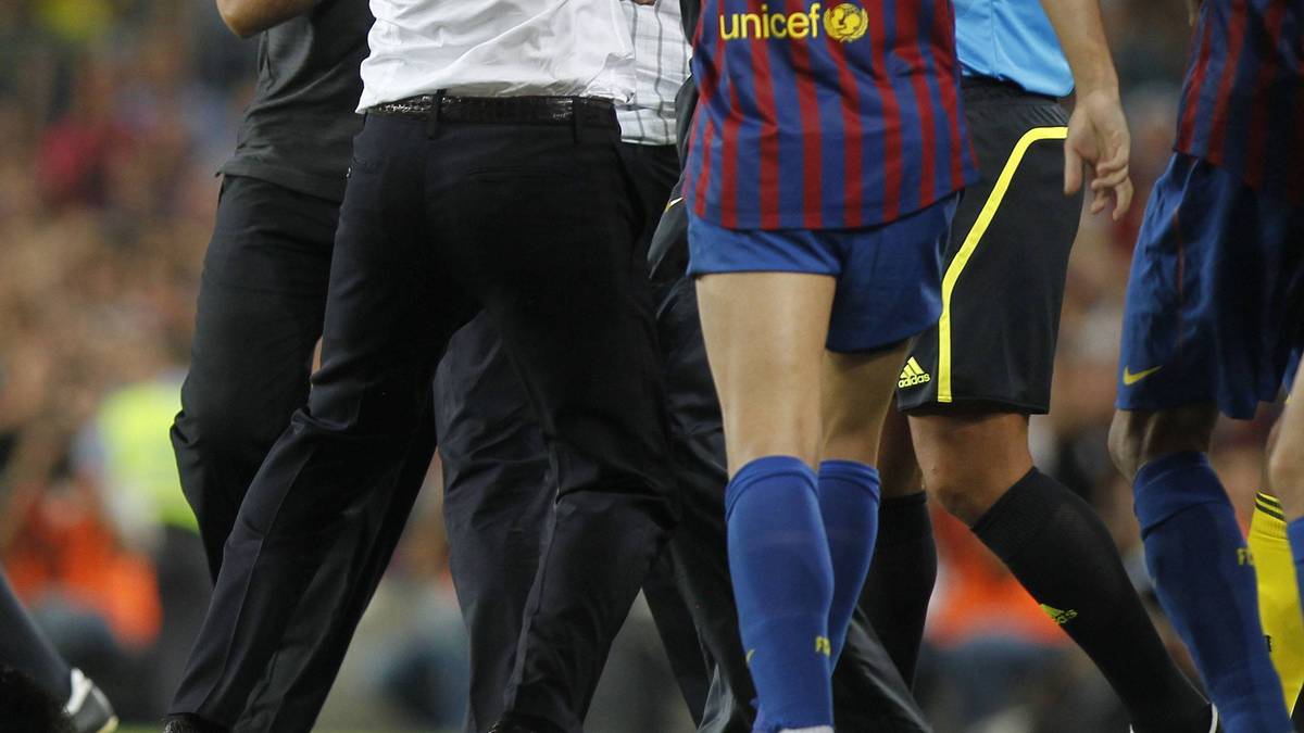 JOSÉ MOURINHO (Real Madrid/FC Chelsea): "The Special One" kann mitunter sehr ungemütlich werden - und schreckt dann auch vor Handgreiflichkeiten nicht zurück. So geschehen nach der Pleite mit Real im spanischen Supercup-Finale 2011 gegen den FC Barcelona. Erst versuchte Mourinho, den mittlerweile verstorbenen Barca-Assistenzcoach Tito Vilanova am Ohr zu ziehen, danach bohrte er ihm den Finger ins Auge