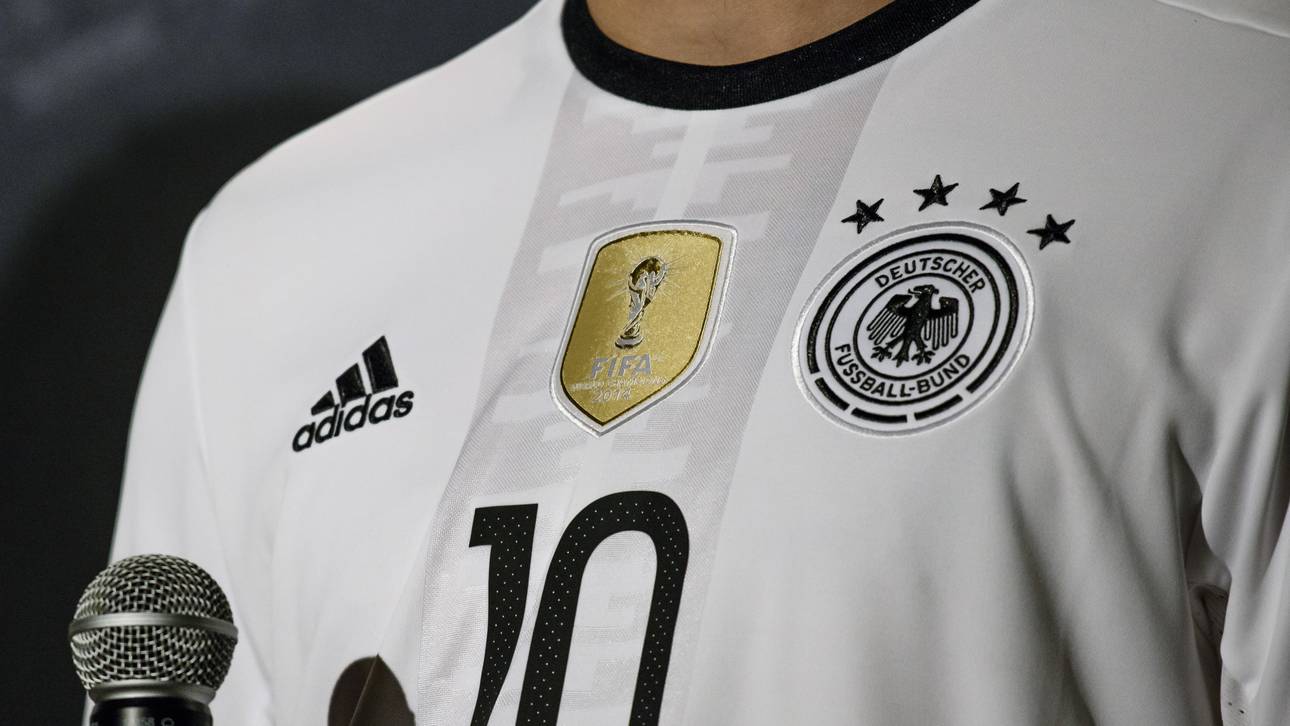 DFB lässt Ausrüsterfrage offen