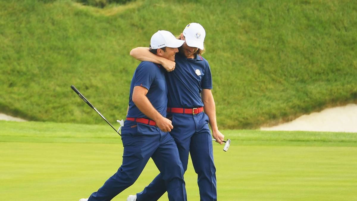 Francesco Molinari und Tommy Fleetwood sind das einzige europäischen Doppel, dem in den Fozrballs am Freitag ein Sieg gegen Team USA gelingt. Zwischenstand: 1:3