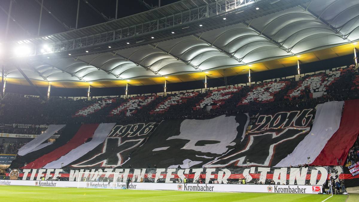 Vor dem Spiel feiern sich die Fans der Eintracht mit einer Choreo selbst
