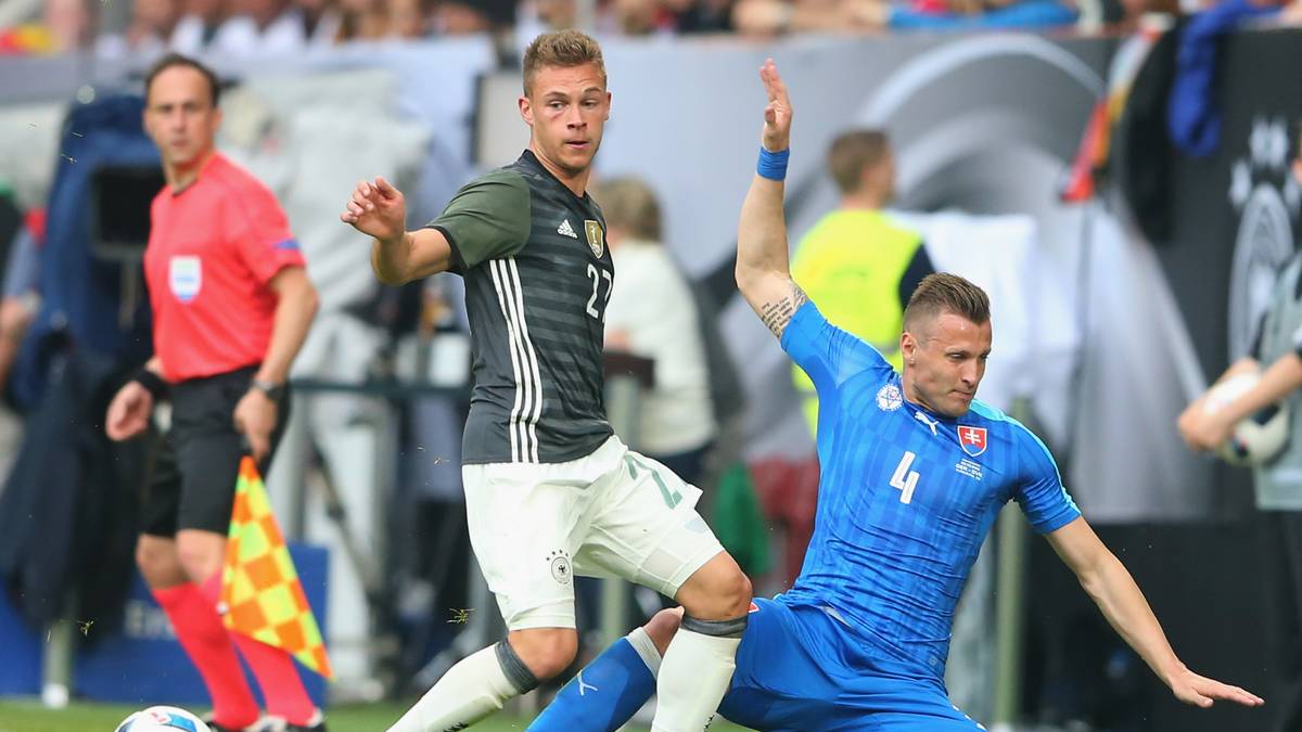 JOSHUA KIMMICH (bis 75.): Der zweite Debütant neben Leno. Gehört zu dem Youngster-Quartett, das sich für den endgültigen Kader empfehlen will. Ihm werden neben Sane die besten Chancen eingeräumt, die Position rechts in der Dreierkette ist aber nicht seine Paraderolle. Beim 1:2 gegen Duris im Kopfballduell zu spät. Darf in Halbzeit zwei noch mal auf der Sechs ran. Aufgrund seiner Flexibilität weiter ein EM-Kandidat. SPORT1-Note: 4,5