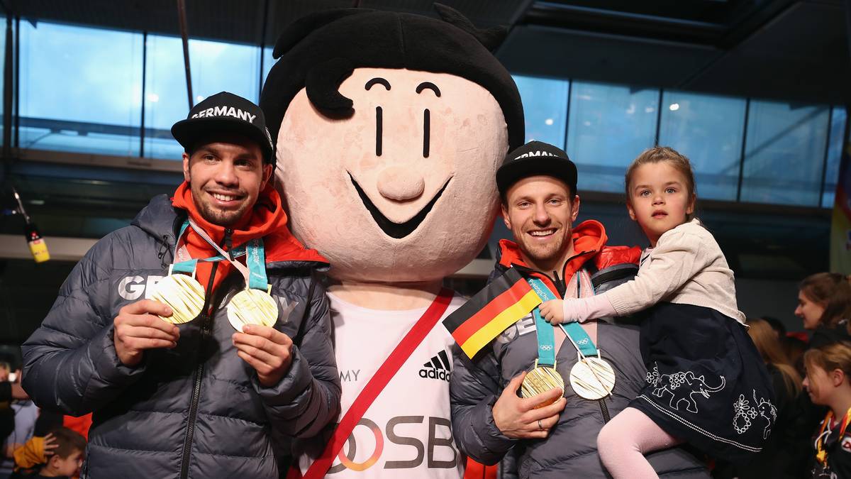 In der Empfangshalle präsentieren die Rodler Tobias Wendl (links) und Tobias Arlt ihre vier Goldmedaillen aus dem Doppelsitzer-Einzelrennen und der Team-Staffel