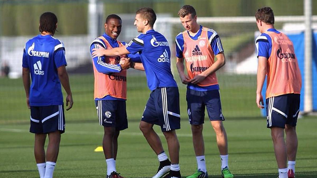 Anpassungsprobleme scheint der Leihspieler von Manchester City nicht zu haben, zum flachsen ist der Serbe aufgelegt (Copyright: twitter.com/FC Schalke 04)