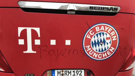 Der Bus der Bayern-Junioren wurde mit einem Flizstift beschmiert