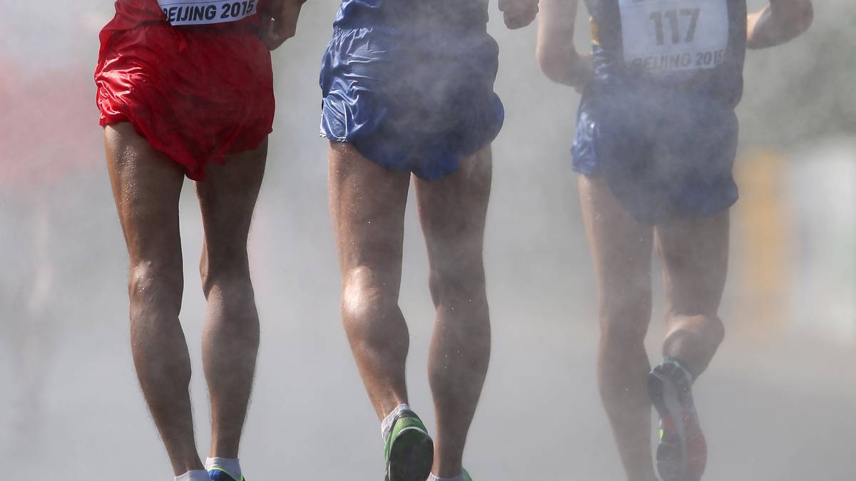 Die Geher leiden besonders unter der Hitze in Peking. Zum Glück gibt es kleine Erfrischungsanlagen auf der Strecke