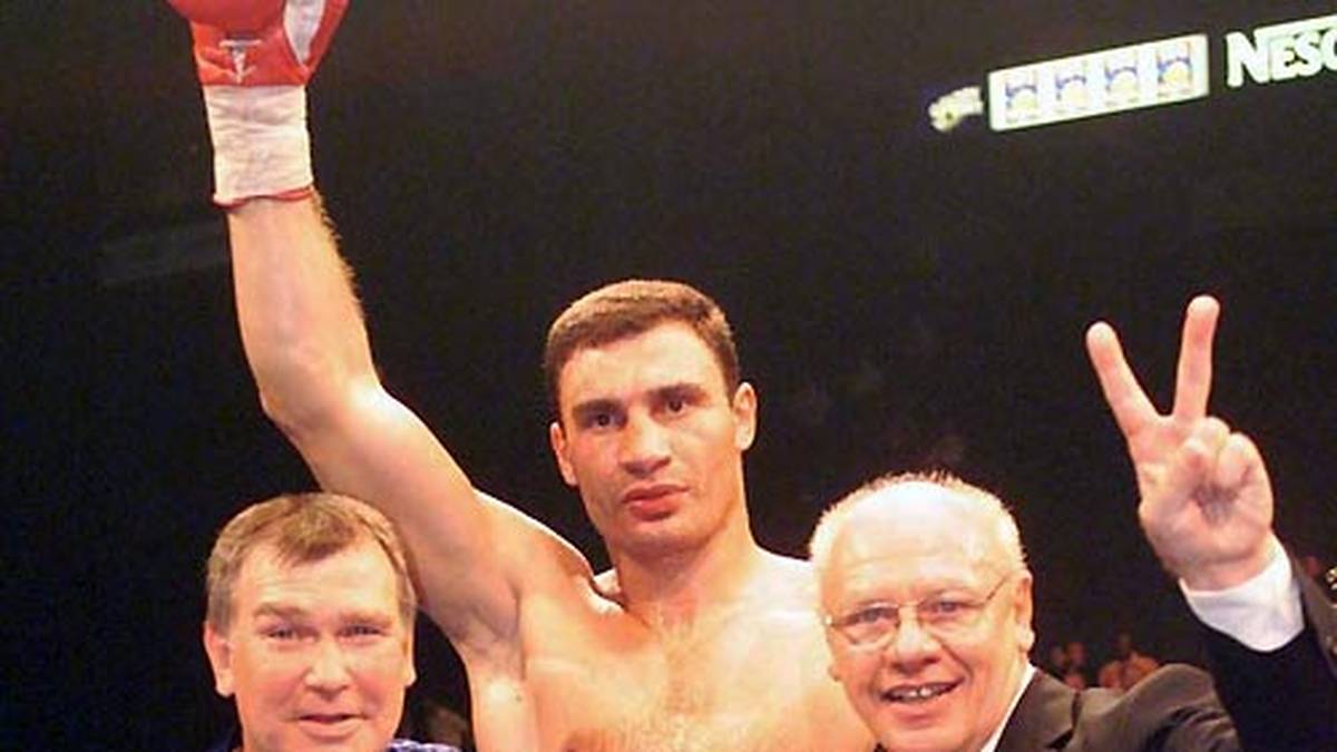 Den 24. K.o.-Sieg in Serie feiern Trainer Fritz Sdunek (l.) und sein 27-jähriger Schützling gebührend