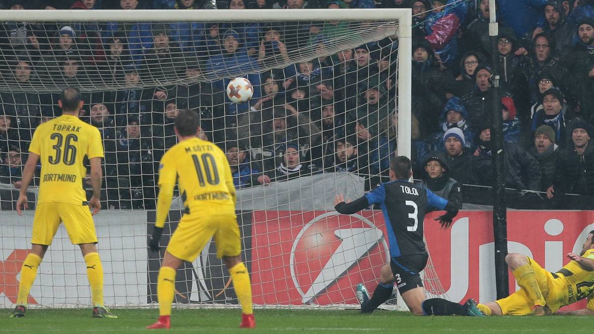 SOKRATIS (r.): Hatte vor dem Spiel volle Konzentration über 95 Minuten gefordert, fand aber gar nicht in die Partie: Beim ersten Gegentor einen Schritt zu spät gegen Torschützen Toloi (11.), holte sich bereits in der 17. Minute Gelb für ein taktisches Foul ab, blieb aber bei seiner resoluten Zweikampfführung - SPORT1-Note: 4