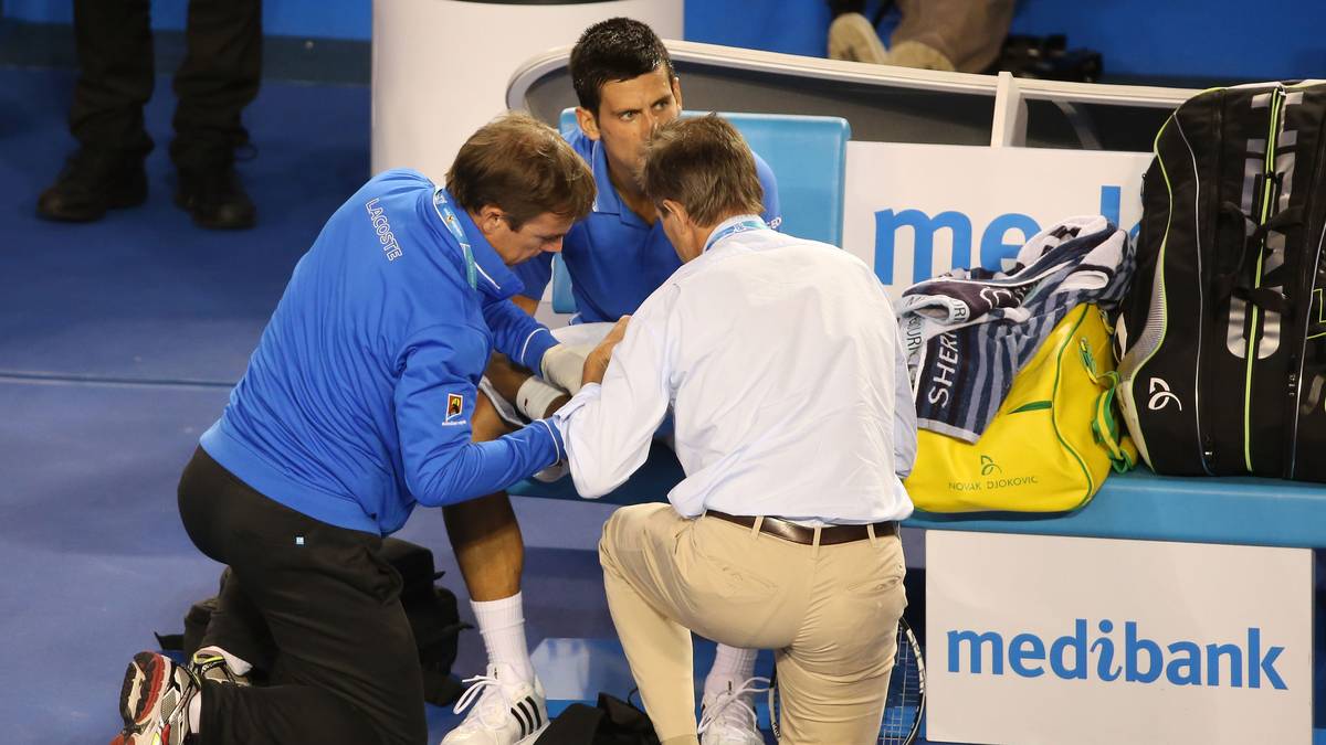 2015 Australian Open - Day 14-Novak Djokovic-Behandlungspause