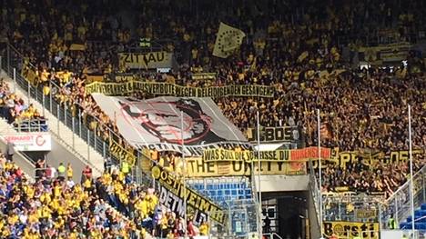 Anhänger des BVB drücken ihren Hass gegen Hoffenheim-Mäzen Dietmar Hopp aus