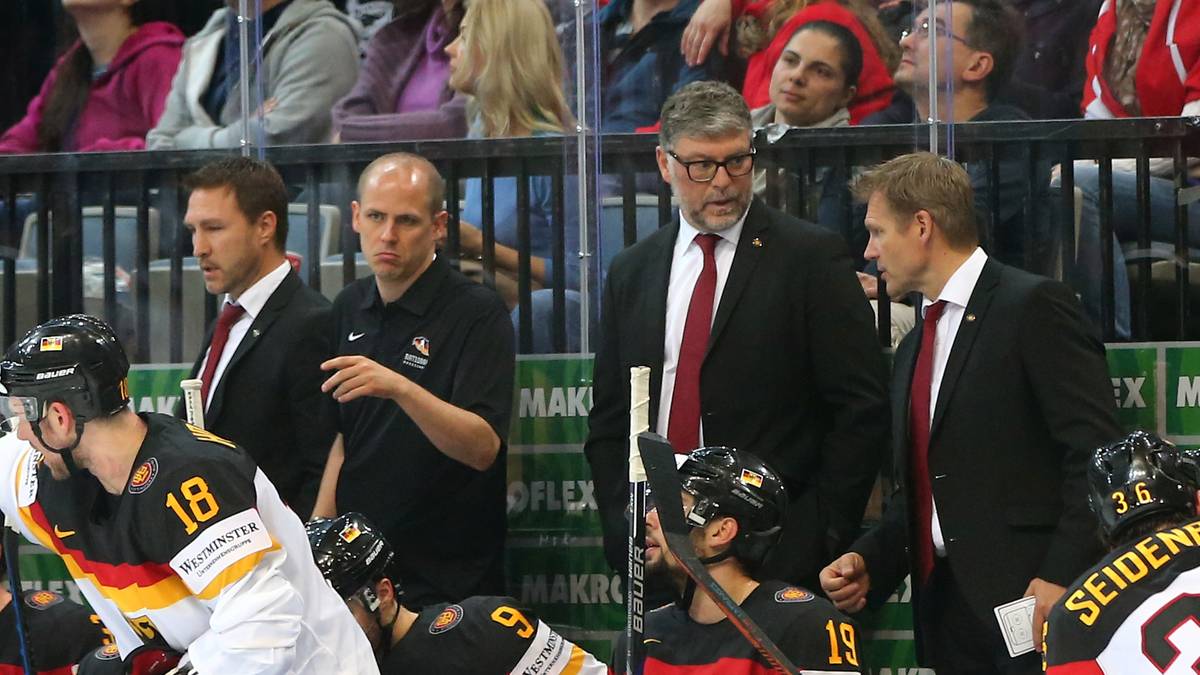 2015 enttäuscht Deutschland bei der WM in Tschechien und scheidet bereits in der Vorrunde aus. DEB-Coach Cortina muss daraufhin seinen Hut nehmen und der Weg ist frei für Deutschlands unerwarteten Eishockey-Messias…