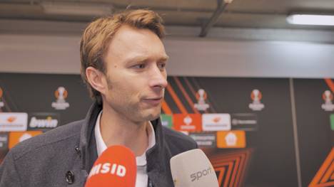 Simon Rolfes, Geschäftsführer Sport bei Bayer Leverkusen erklärt was die Mannschaft unter Trainer Xabi Alonso besser macht und wieviel Bier von den Spielern getrunken werden darf. 