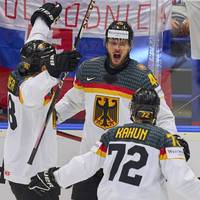 Die deutsche Eishockey-Nationalmannschaft startet erfolgreich in die WM 2024. Gleich das erste Spiel gegen die Slowakei entwickelt sich zum absoluten Spektakel - wilde Schlägereien inklusive.