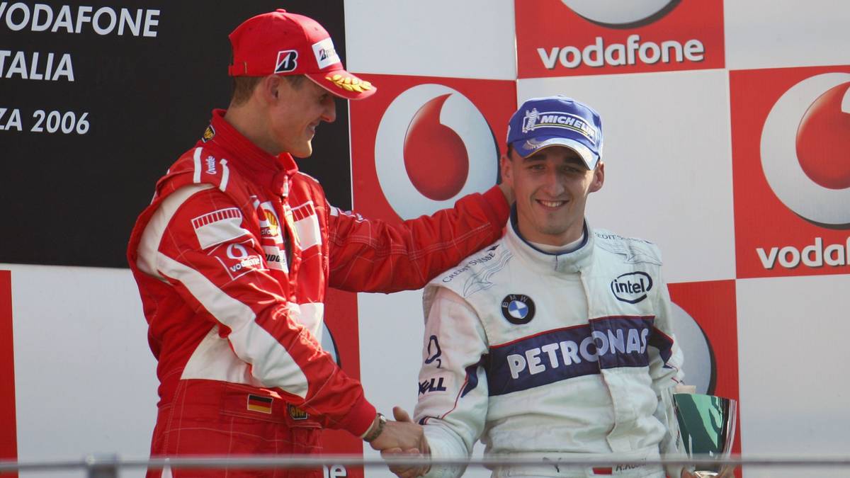 Formel 1: Italian F1 Grand Prix Michael Schumacher (l.) gratuliert Robert Kubica (r.) beim Großen Preis von Italien 2006 zur ersten Podestplatzierung