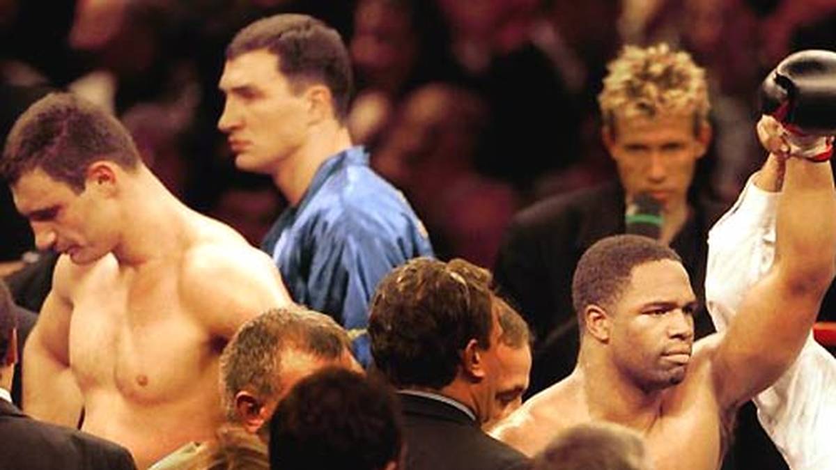 Der US-Amerikaner profitiert von einem Sehnenriss Klitschkos, der den Champion zur Aufgabe zwingt