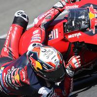 Pedro Acosta überzeugt bei seinem MotoGP-Debüt in Le Mans mit dem dritten Platz und lobt sein Team. Trotz starker Leistung sieht er Verbesserungspotenzial, besonders bei den Vibrationen seines Motorrads.