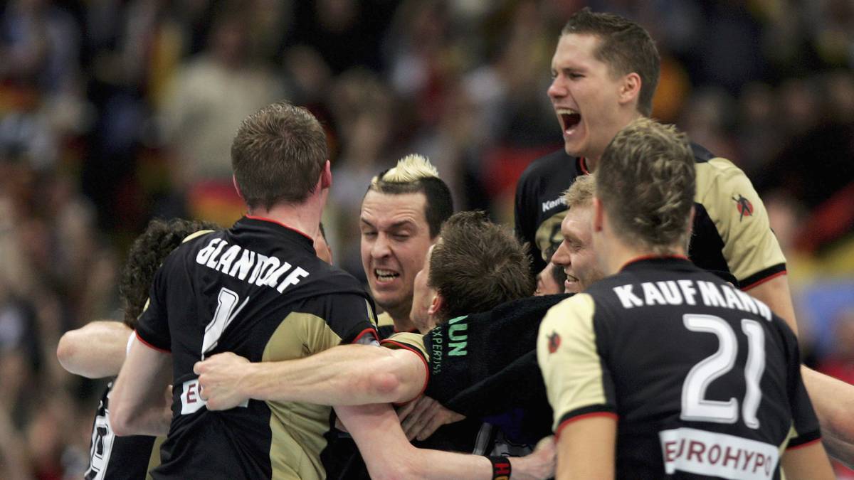 Immer wieder glänzt auch Henning Fritz im Kasten. Das "Wintermärchen" nimmt seinen Lauf. Im Halbfinale folgt ein dramatischer Sieg nach doppelter Verlängerung gegen Frankreich, ehe im Endspiel Polen geschlagen wird