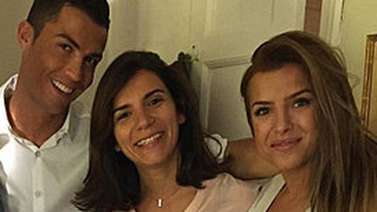 Zuvor war angeblich Marisa Mendes (r.) ins Visier des dreimaligen Weltfußballers geraten. Nach Informationen der portugiesischen Promiseite "Flash! Vidas" soll es zwischen Mendes (r.) und Ronaldo gefunkt haben. Die Tochter seines Beraters Jorge Mendes soll Reals Torkanone bereits gedatet haben. Ein Foto, das die beiden zusammen mit Freunden zeigt, veröffentlicht er bereits  auf Instagram
