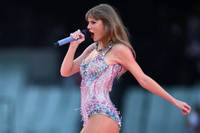 NFL-Star Travis Kelce und Sängerin Taylor Swift sind seit 2023 ein Paar. Nun überraschte der Tight End der Kansas City Chiefs mit einem Gastauftritt während eines Konzerts seiner Freundin in London.