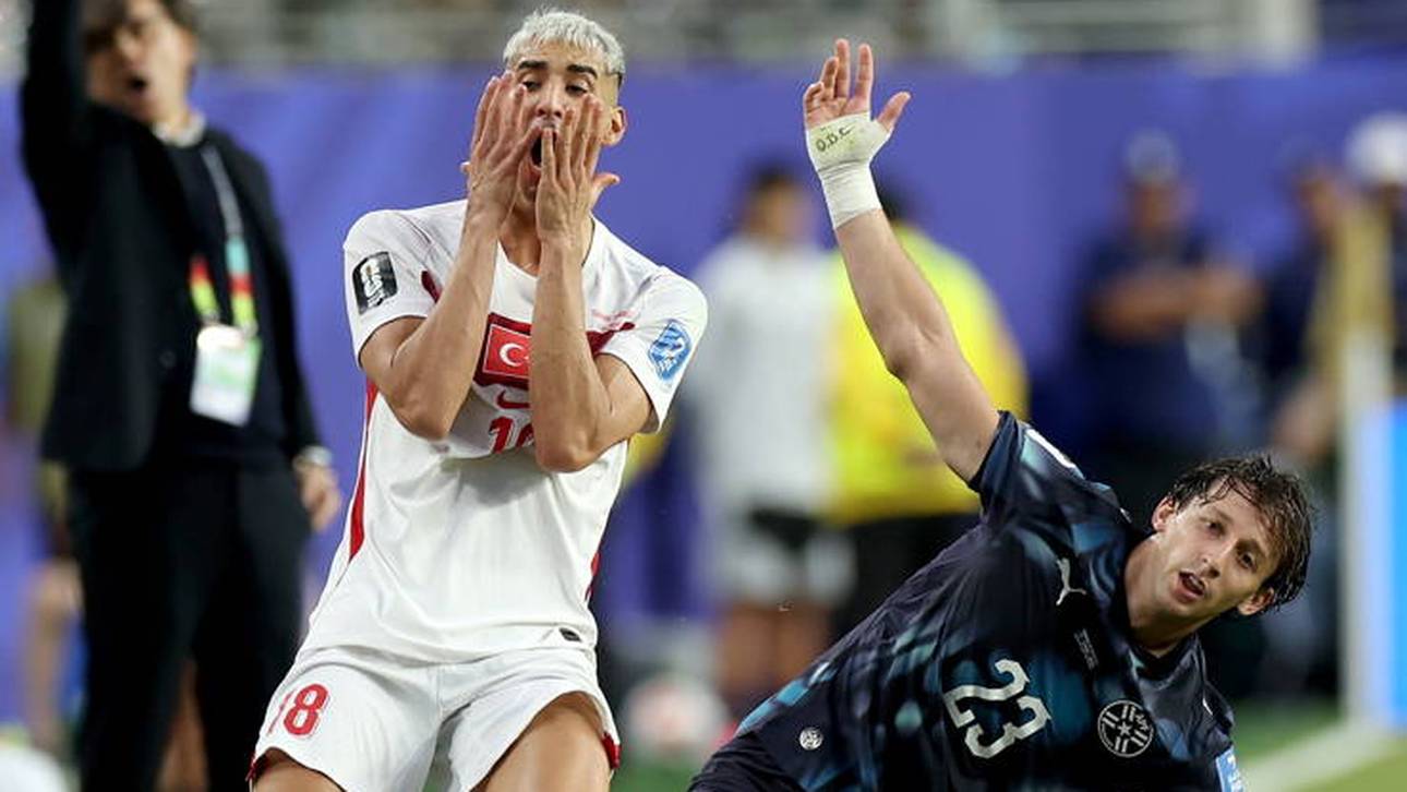 Merih Demiral (l.) im Duell mit Matias Galarza