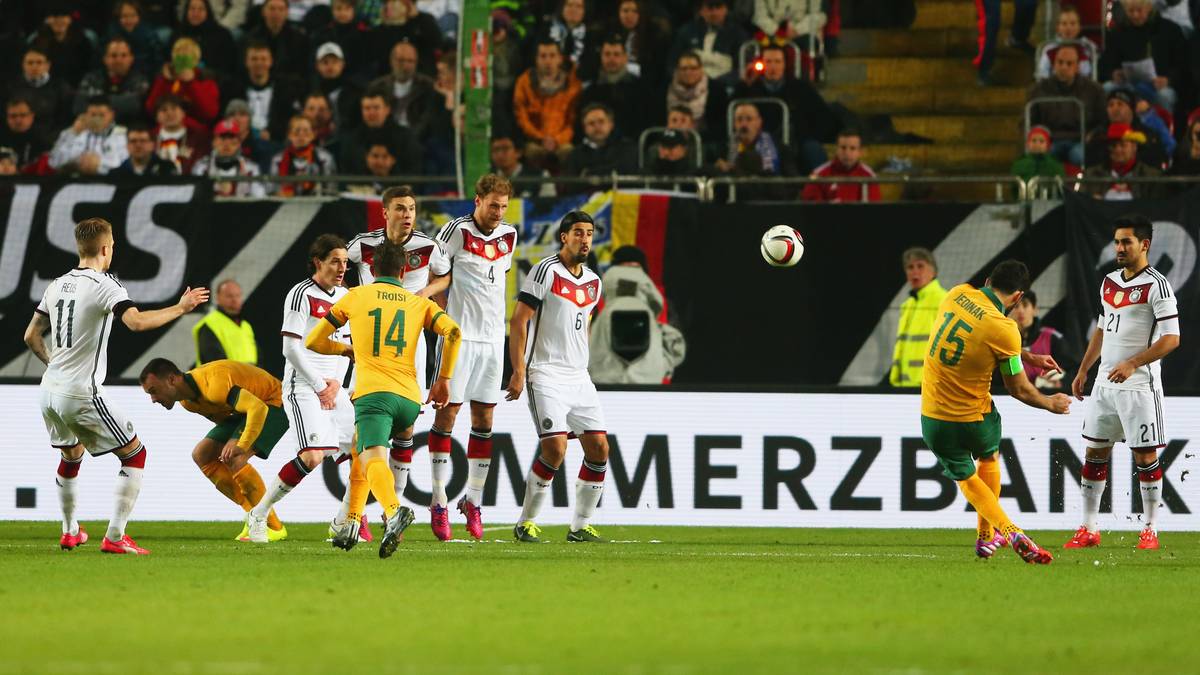 Kaum hat die zweite Hälfte begonnen, liegt der Weltmeister auch schon hinten. Mile Jedinak nimmt per Freistoß Maß und versenkt die Kugel zum 2:1 im Netz