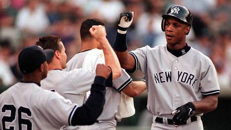 New York Yankees Darryl Strawberry (R) gets congra