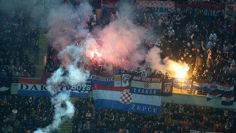 Kroatische Fans brennen Feuerwerkskörper ab