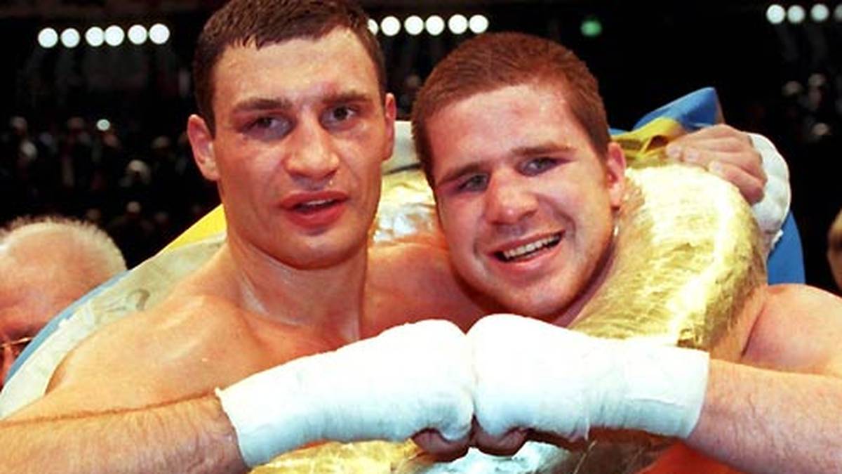 Klitschko startet sein Comeback am 25. November 2000 gegen Timo Hoffmann. Klitschko gewinnt nach Punkten - das erste Mal in seiner Karriere. Hoffmann (r.) scheint mit seiner Leistung durchaus zufrieden zu sein