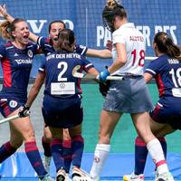 Die Feldhockey-Spielerinnen des Mannheimer HC sichern sich beim dritten Versuch die deutsche Meisterschaft.