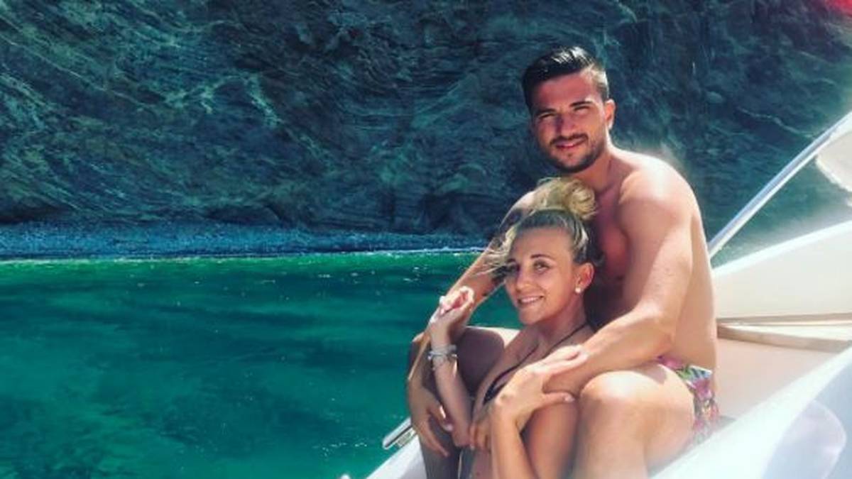 Marco Terrazzino gönnt sich einen Urlaub auf den Balearen und posiert mit seiner Angebeteten auf dem Boot