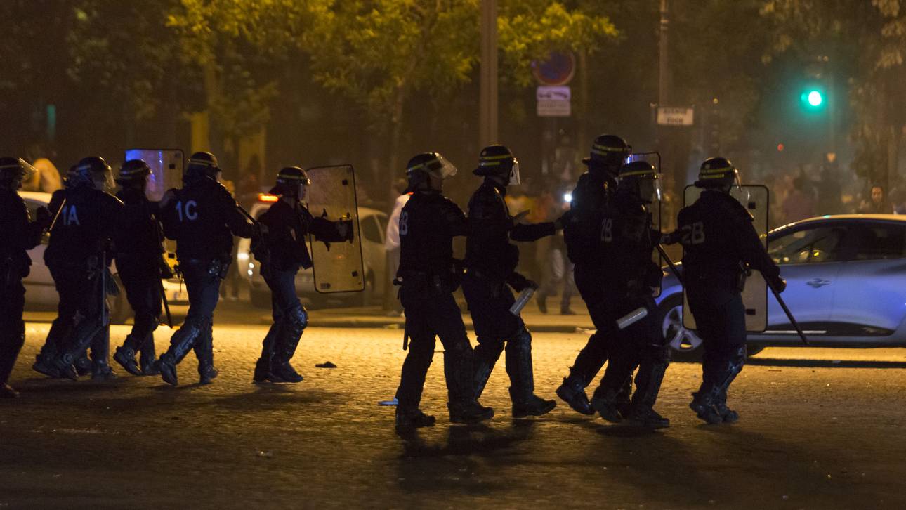 Polizei räumt Champs-Elysees