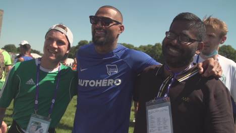 Hertha BSC besucht die Special Olympics in Berlin. Geschäftsführer Fredi Bobic nimmt die Siegerehrung vor, Trainer Sandro Schwarz zeigt sich „beeindruckt“.