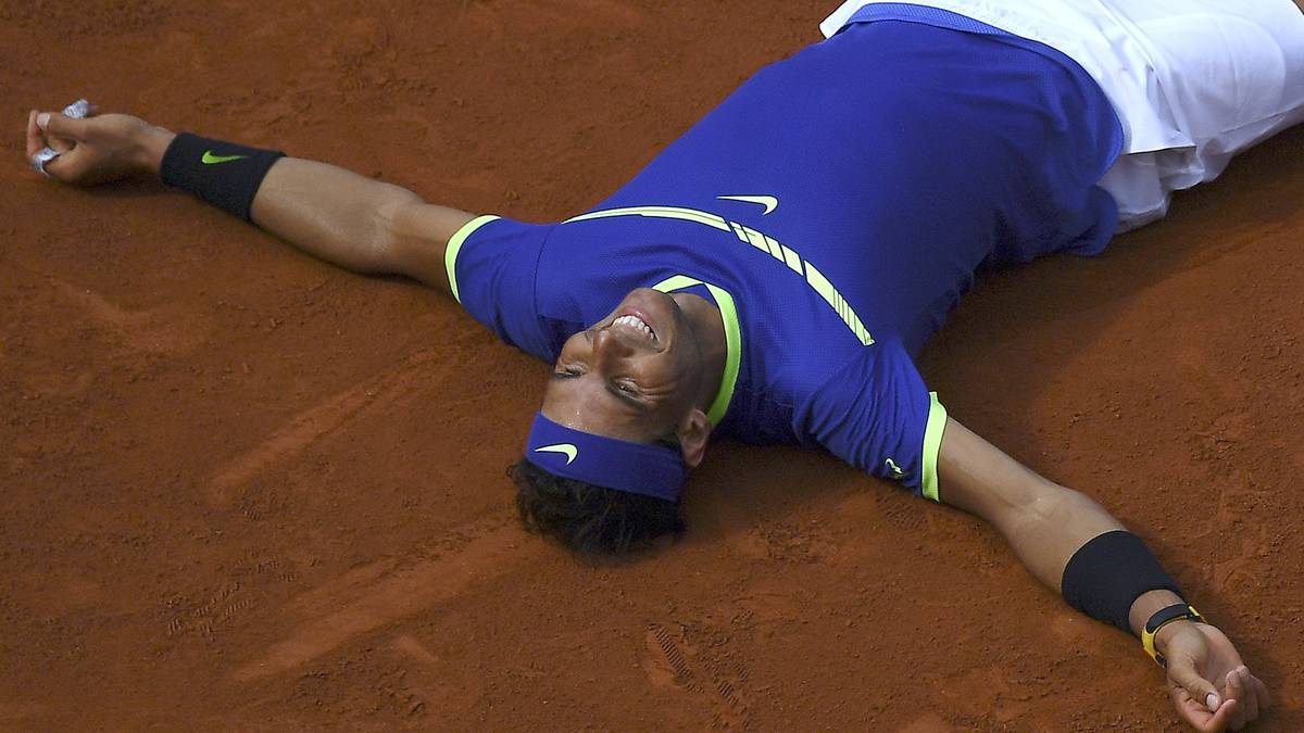 Back on top! Nadal dominiert die French Open wie selten zuvor und holt ohne einen einzigen Satzverlust im gesamten Turnier seinen zehnten Titel! Als erster Spieler überhaupt gewinnt er ein einziges Grand-Slam-Turnier zehnmal, die sogenannte "Decima". Im Finale ist Wawrinka lediglich ein Sparringspartner