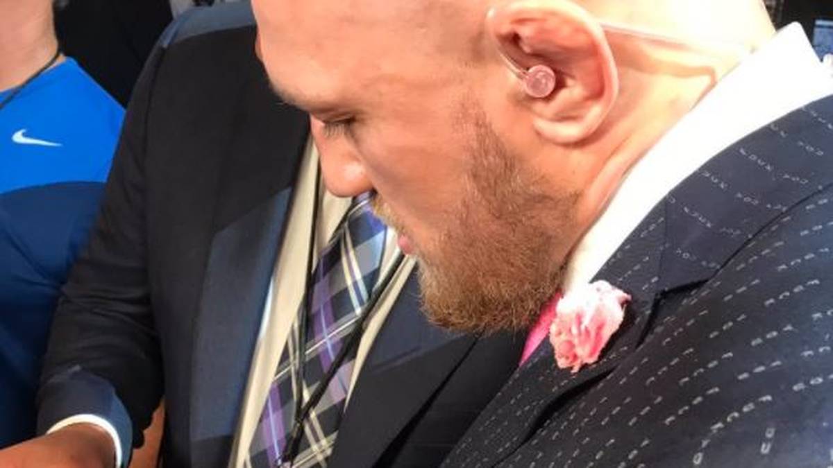 ..entpuppt sich bei näherem Hinsehen als eine Provokation unterster Schublade. Die Streifen bestehen aus einer Aneinanderreihung der Worte "F***you"