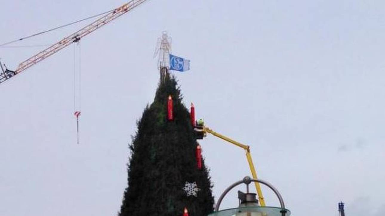 S04-Fahne auf Dortmunder Christbaum