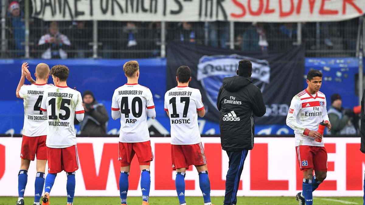 "Danke für nichts ihr Söldner". Nach dem Spiel zeigen die HSV-Fans der Mannschaft, was sie von der Leistung des Teams in dieser Saison halten